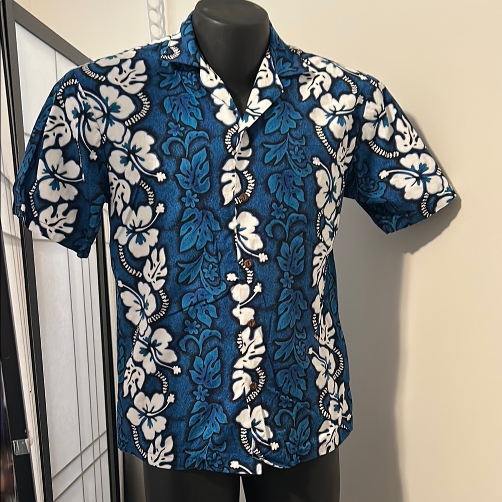 KY’s Hawaiian shirtBlue and White Casual Button Down with tropical Floral Design